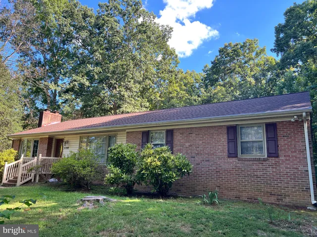 a view front of house with a yard