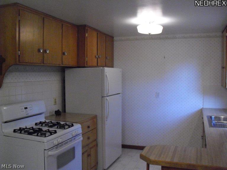 896 Pearlman Road Akron, OH 44319 - Photo 23 of 25 Kitchen comes with appliances