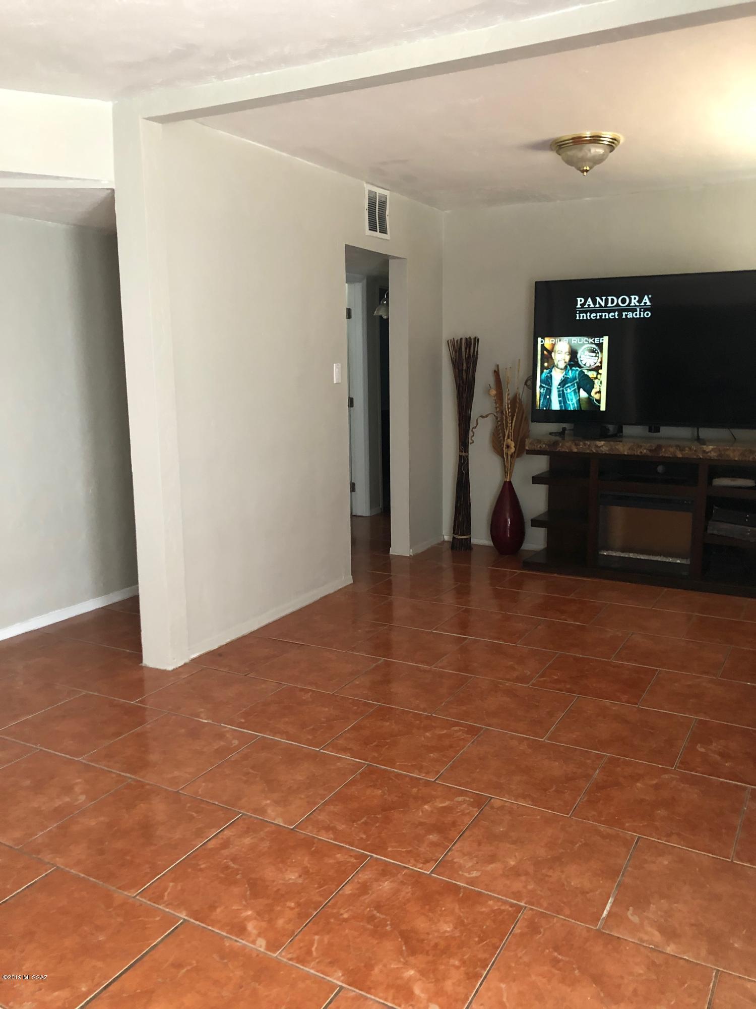 701 West Valencia Road Tucson, AZ 85756 - Photo 5 of 24 LR to Hallway