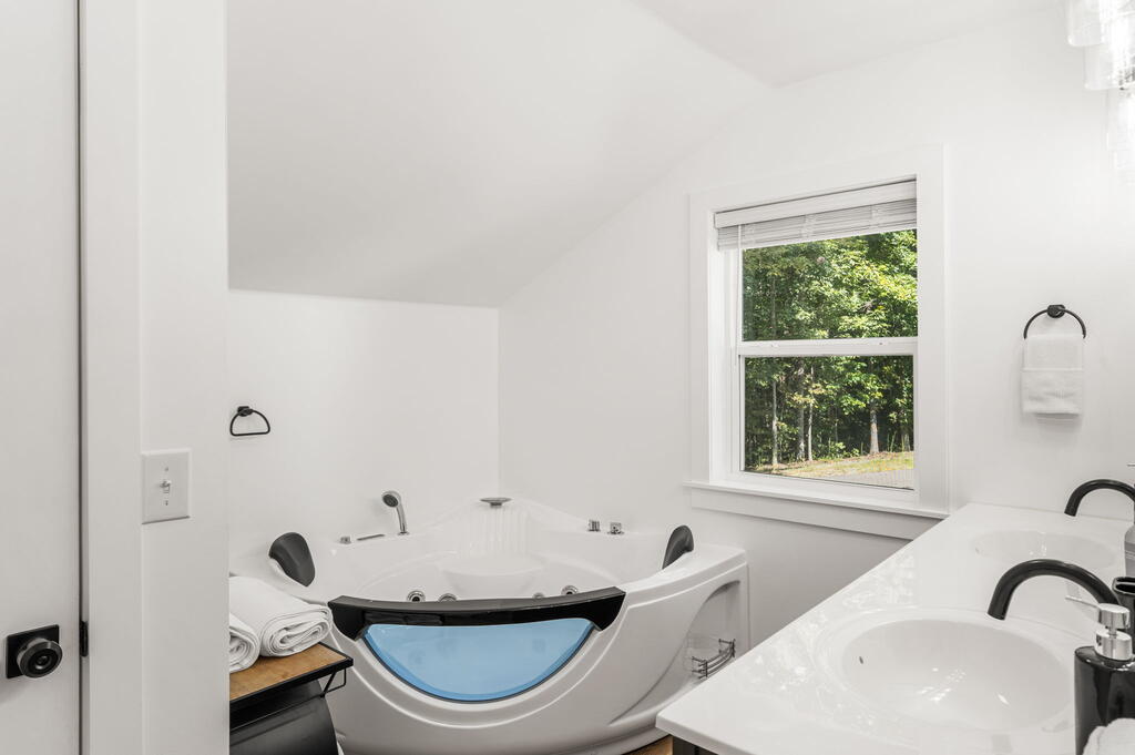 3160 Morrow Road Murphy, NC 28906 - Photo 18 of 67 Corner Jacuzzi Tub