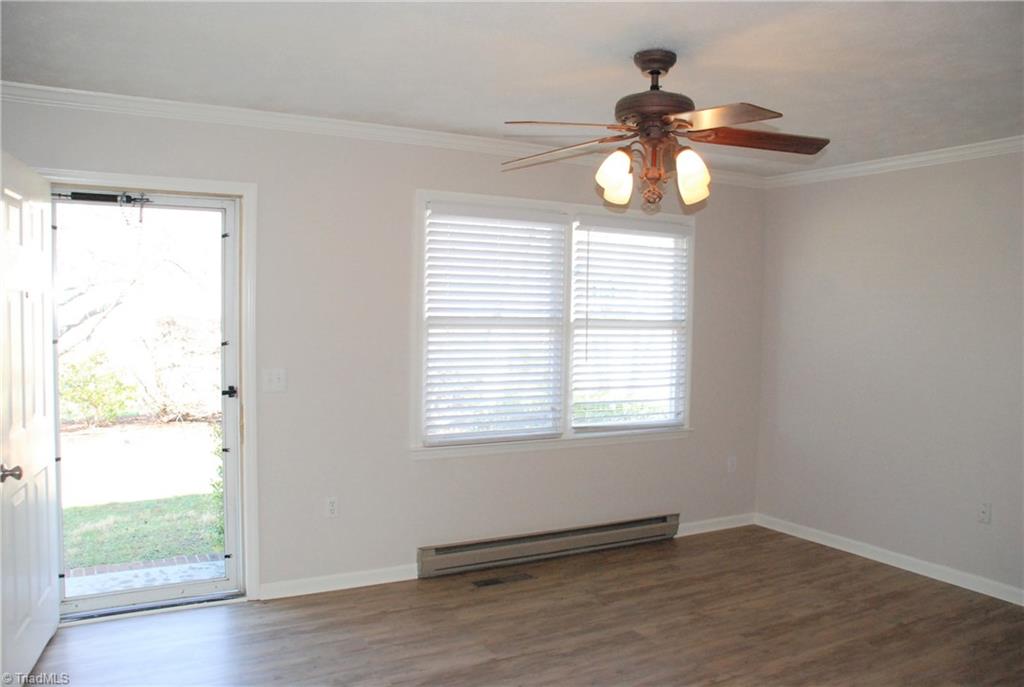 5974 Robinhood Road Pfafftown, NC 27040 - Photo 5 of 22 Living room
