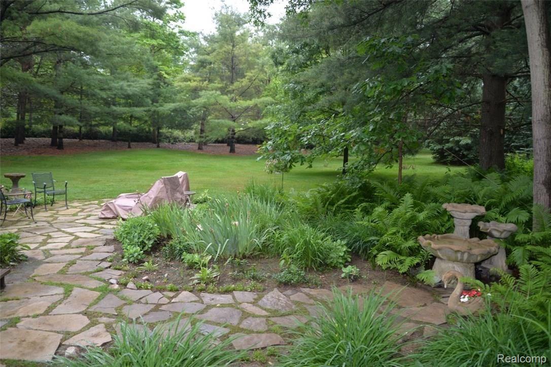 330 Ridgemont Road Oxford, MI 48370 - Photo 38 of 48 Flagstone Patio
