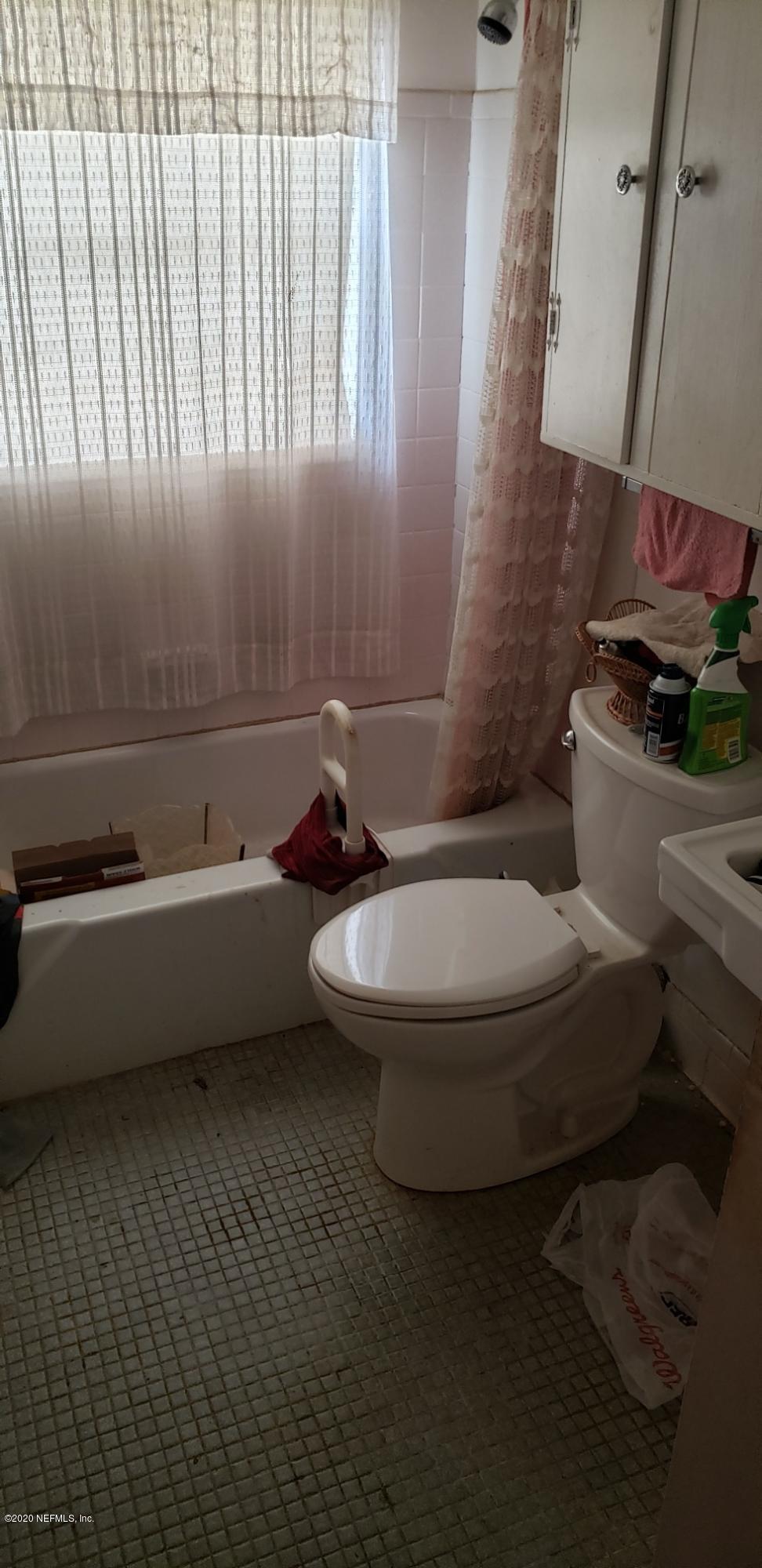 1040 Player Road Jacksonville, FL 32218 - Photo 10 of 12 a bathroom with a toilet a sink and bathtub