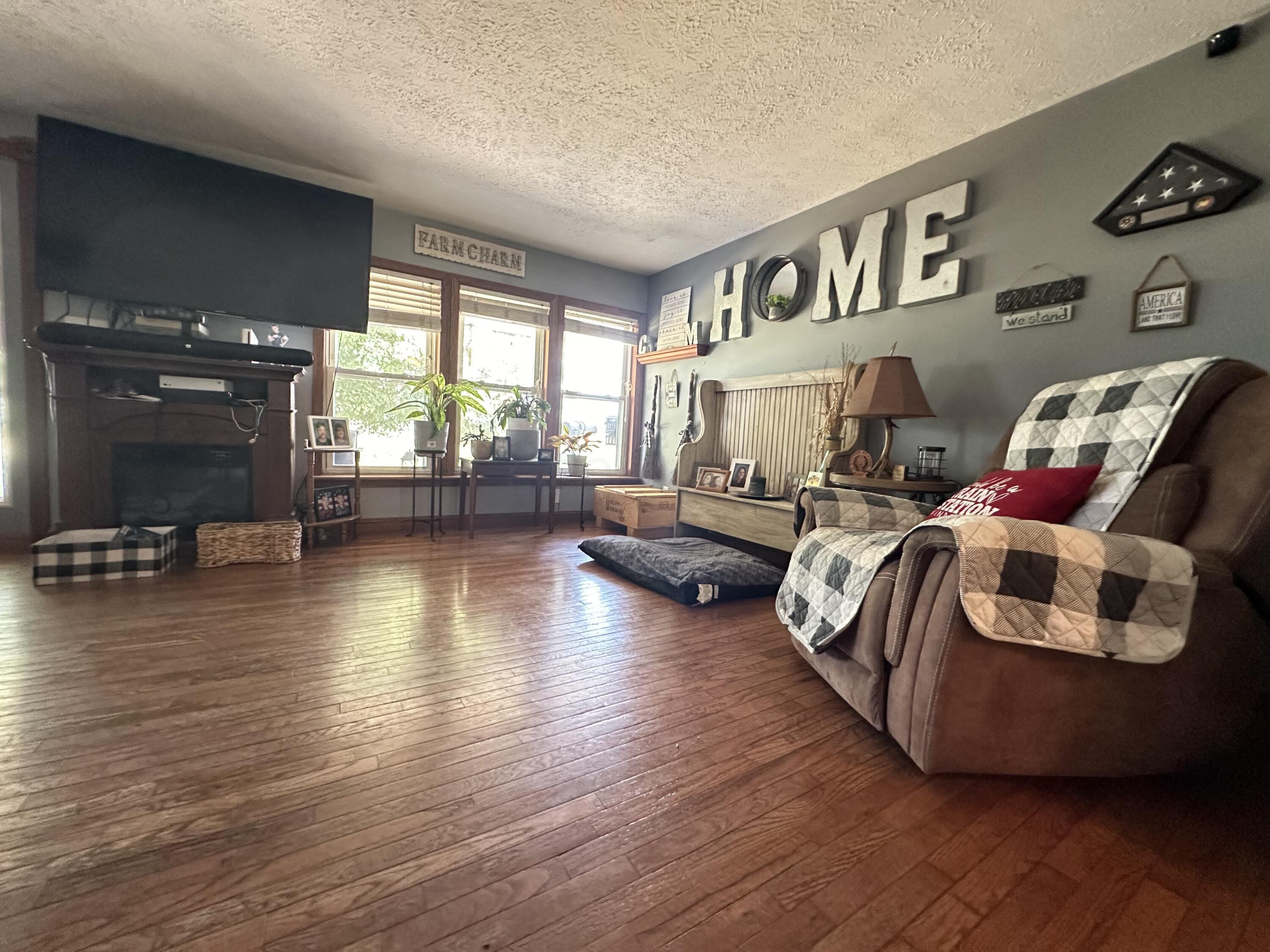 8469 Landis Road Southwest Amanda, OH 43102 - Photo 5 of 19 Living Room - Fireplace