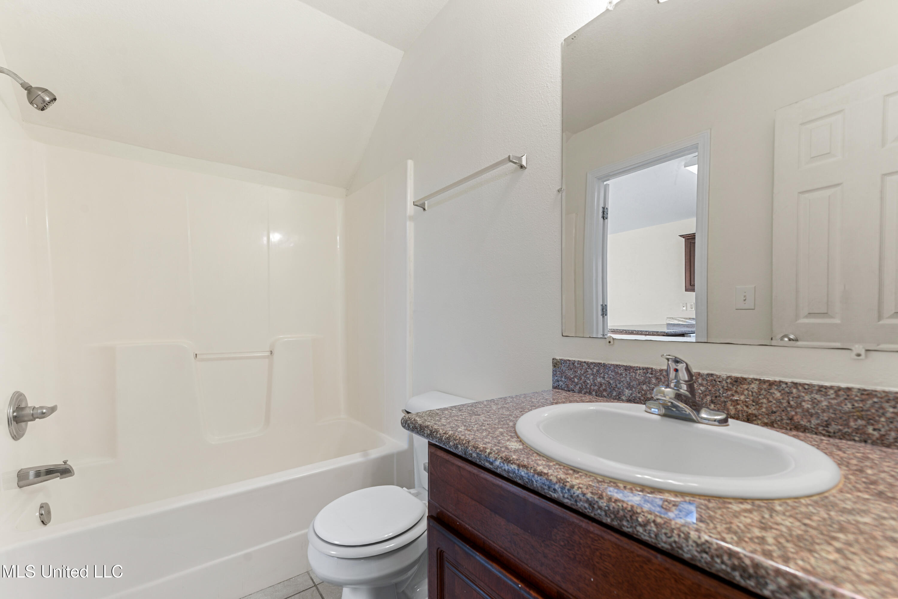 13070 Tracewood Drive, Unit B Gulfport, MS 39503 - Photo 11 of 20 011