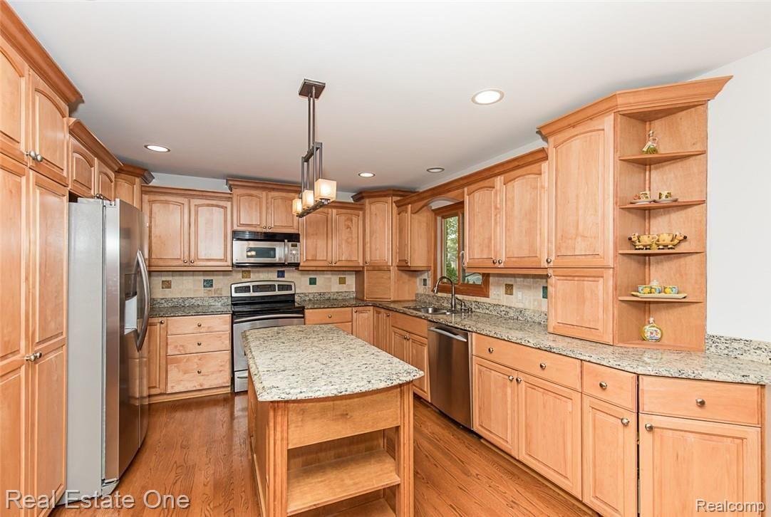 3861 Beechcrest Road Rochester, MI 48309 - Photo 6 of 29 GRANITE COUNTERS AND ALL STAINLESS APPLIANCES