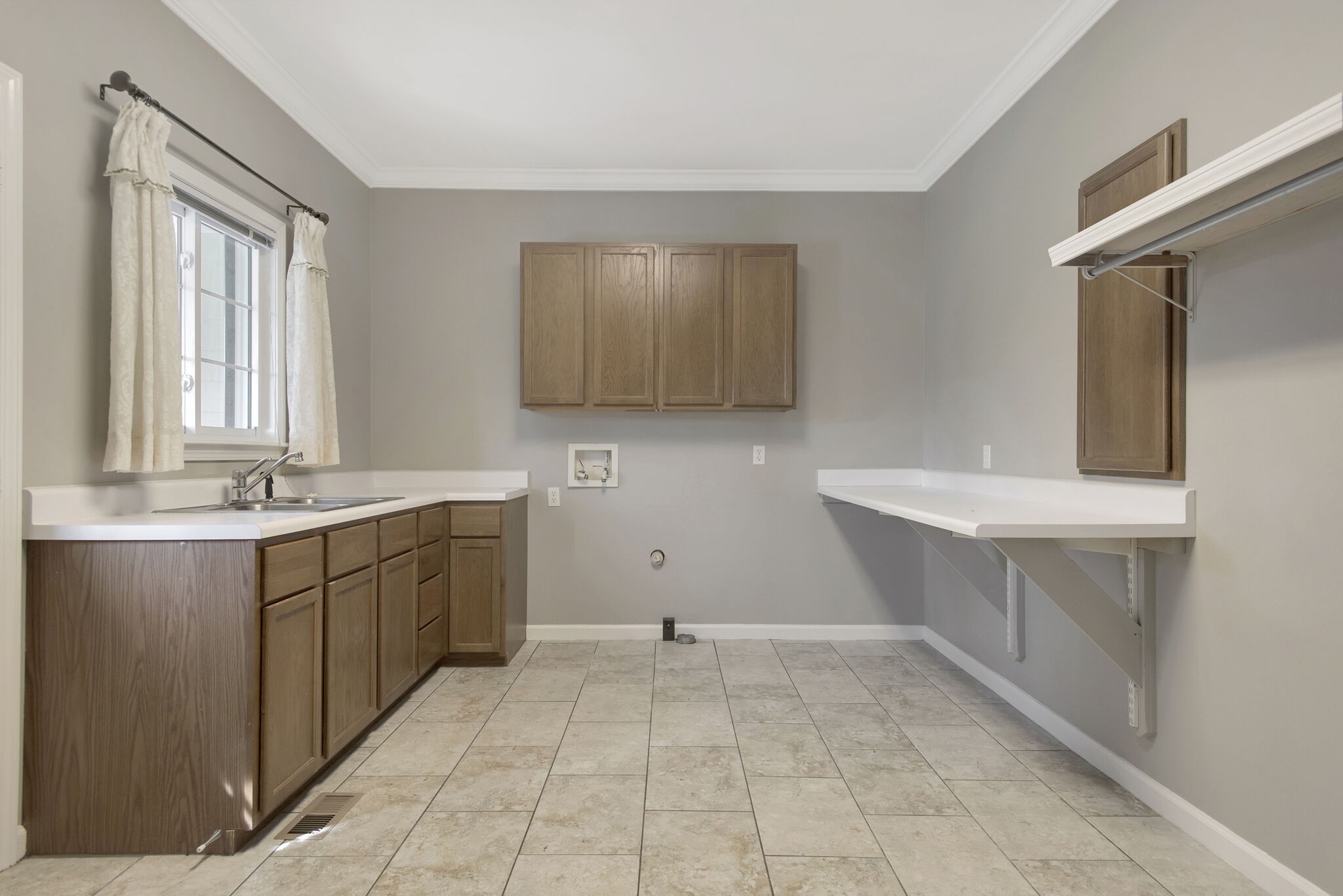 1576 Old Hillsboro Road Franklin, TN 37069 - Photo 24 of 66 a bathroom with a sink a mirror and a bathtub