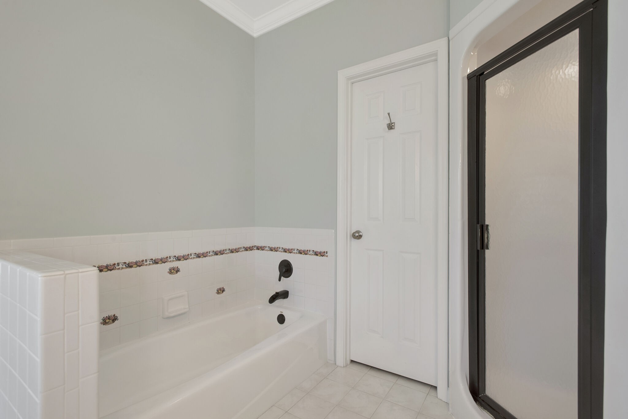 1576 Old Hillsboro Road Franklin, TN 37069 - Photo 35 of 66 a bathroom with a bathtub