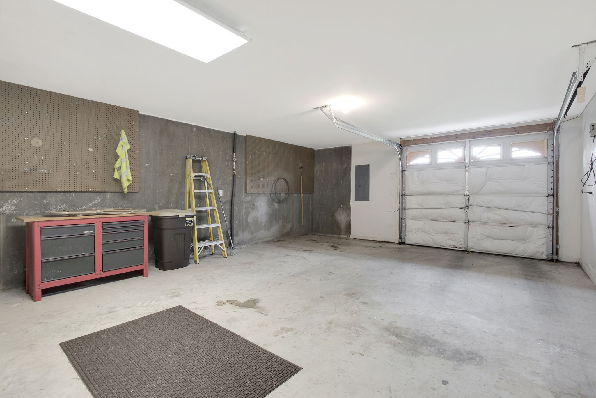 1576 Old Hillsboro Road Franklin, TN 37069 - Photo 50 of 66 a view of a livingroom with an empty space