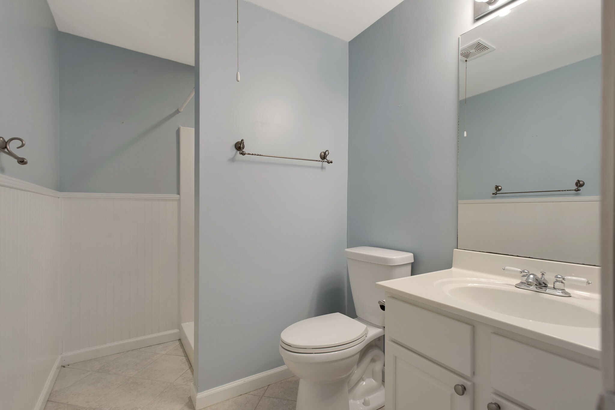 1576 Old Hillsboro Road Franklin, TN 37069 - Photo 59 of 66 a bathroom with a sink a toilet and a mirror