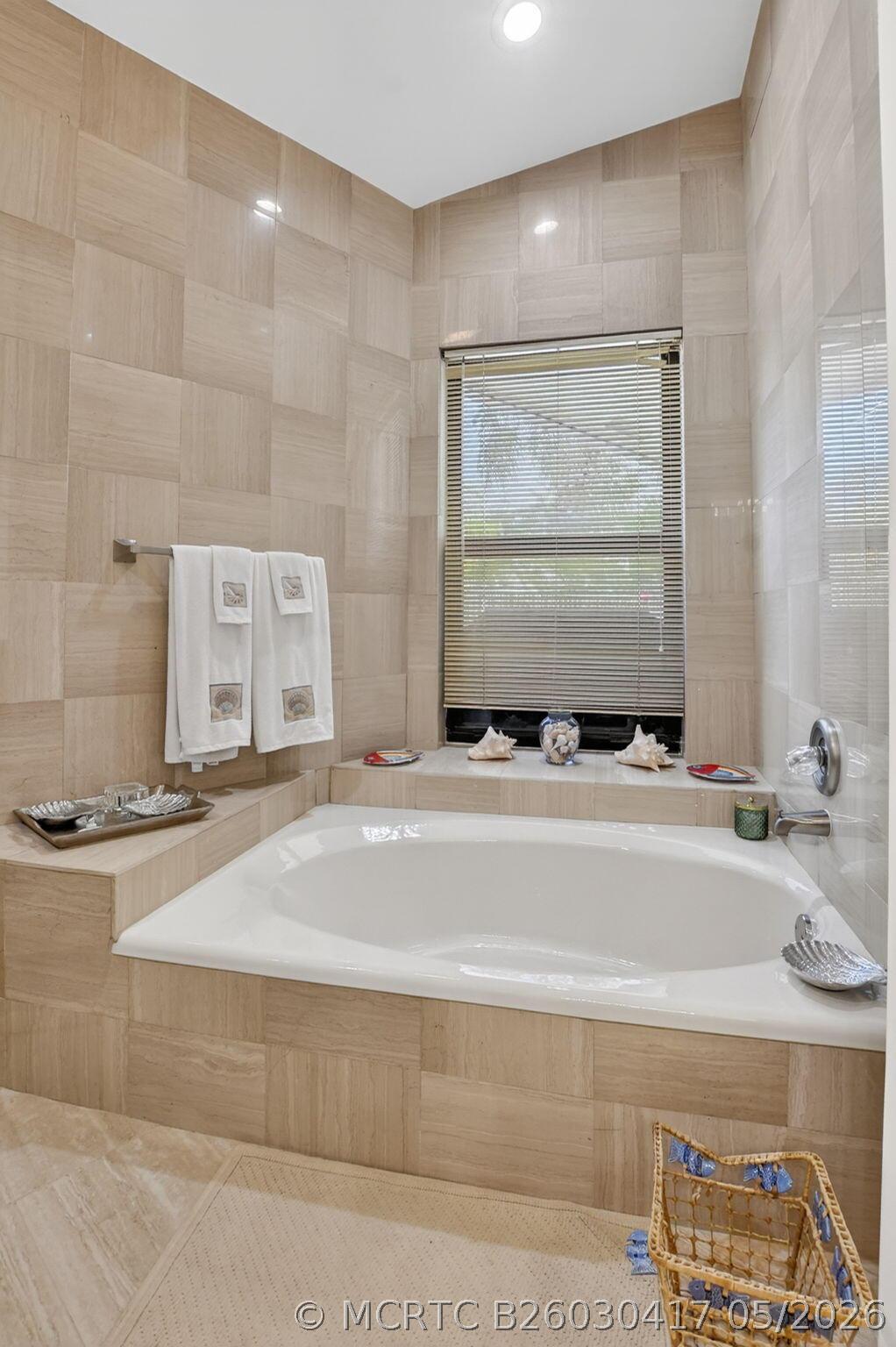 22519 Esplanada Circle Boca Raton, FL 33433 - Photo 35 of 57 Master tub