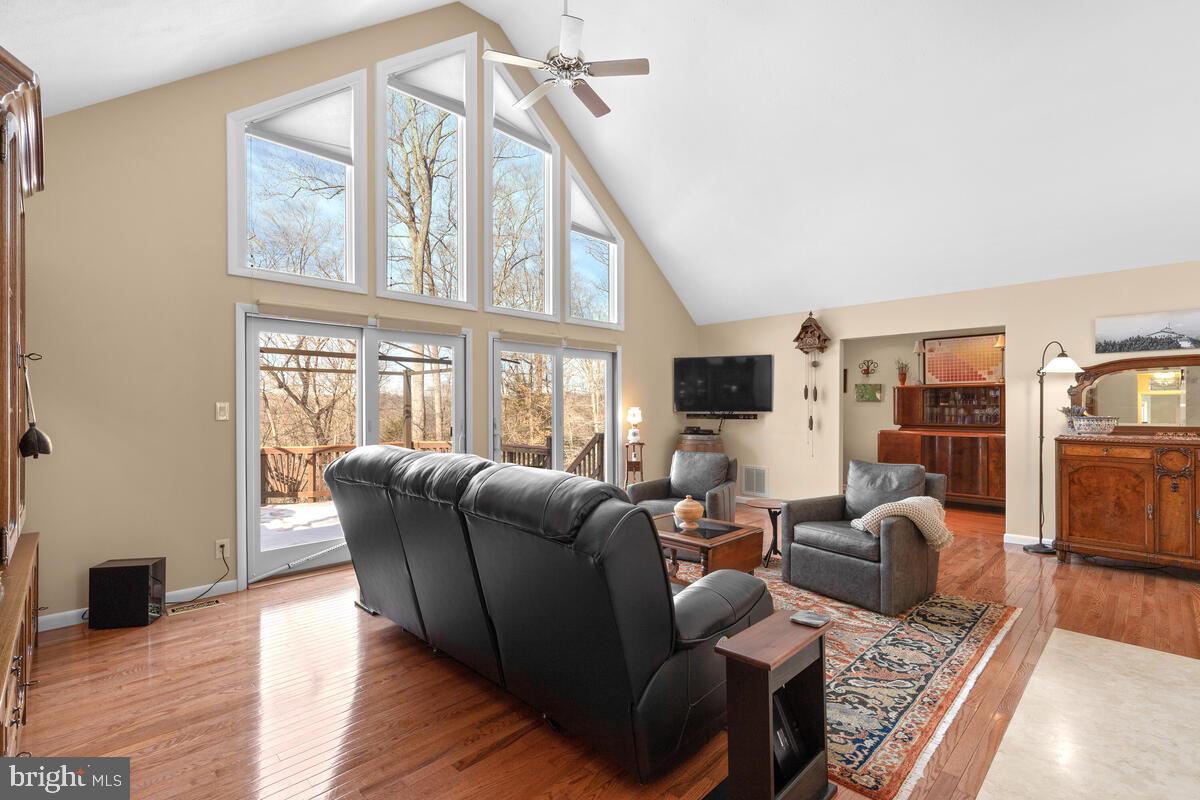 9650 Evans Ford Road Manassas, VA 20111 - Photo 10 of 69 Living Room with vaulted ceilings