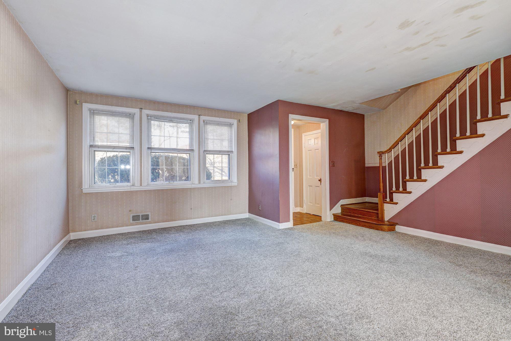 429 Whitfield Road Baltimore, MD 21228 - Photo 4 of 33 Living Room