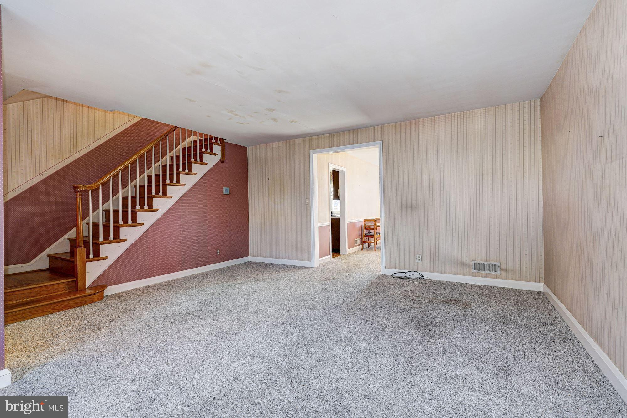 429 Whitfield Road Baltimore, MD 21228 - Photo 5 of 33 Living Room