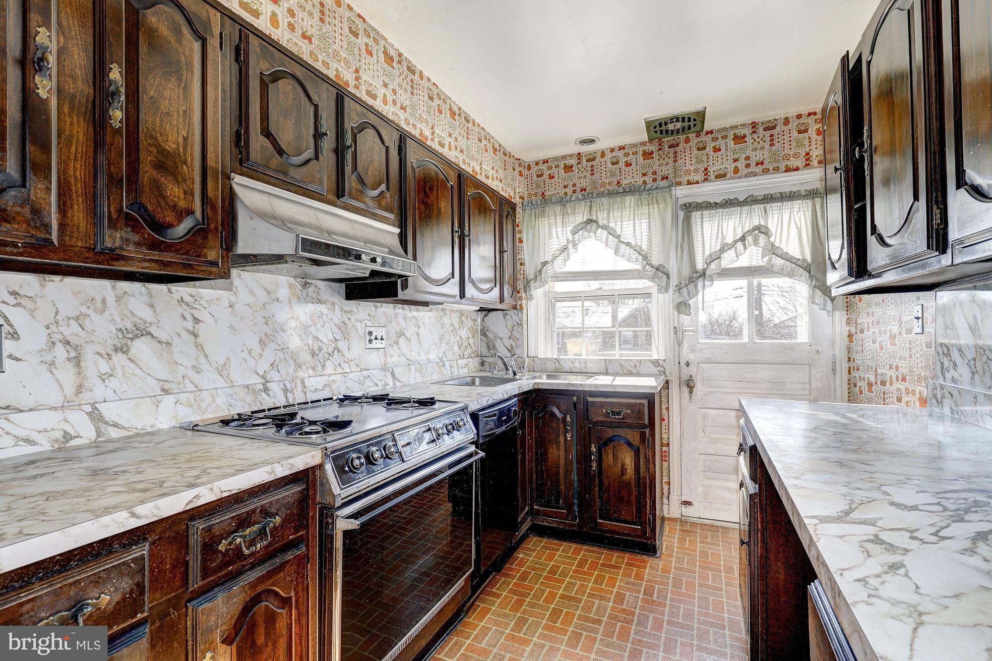 429 Whitfield Road Baltimore, MD 21228 - Photo 8 of 33 Kitchen