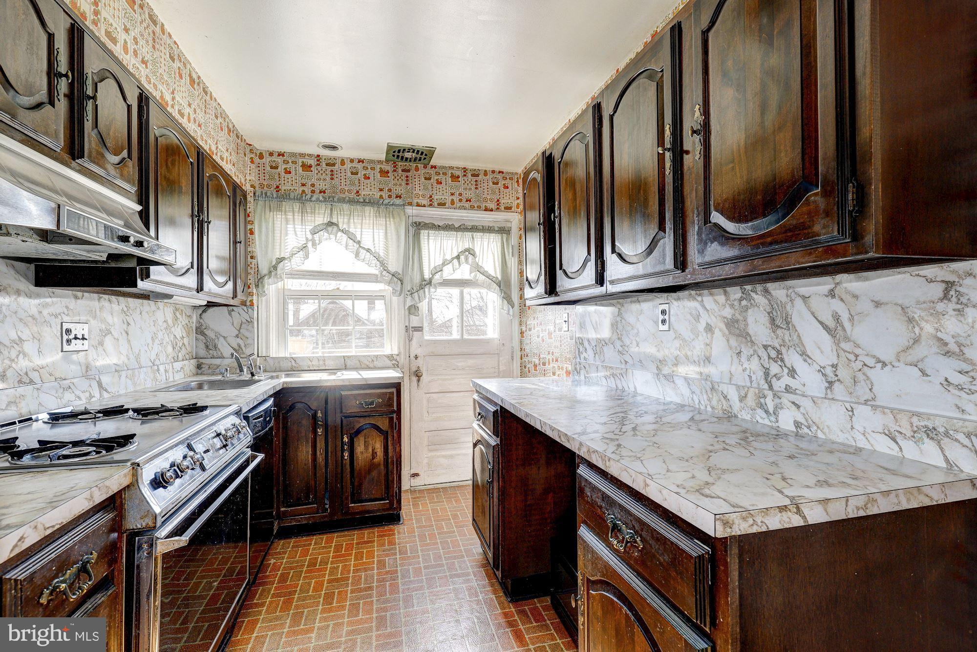 429 Whitfield Road Baltimore, MD 21228 - Photo 9 of 33 Kitchen