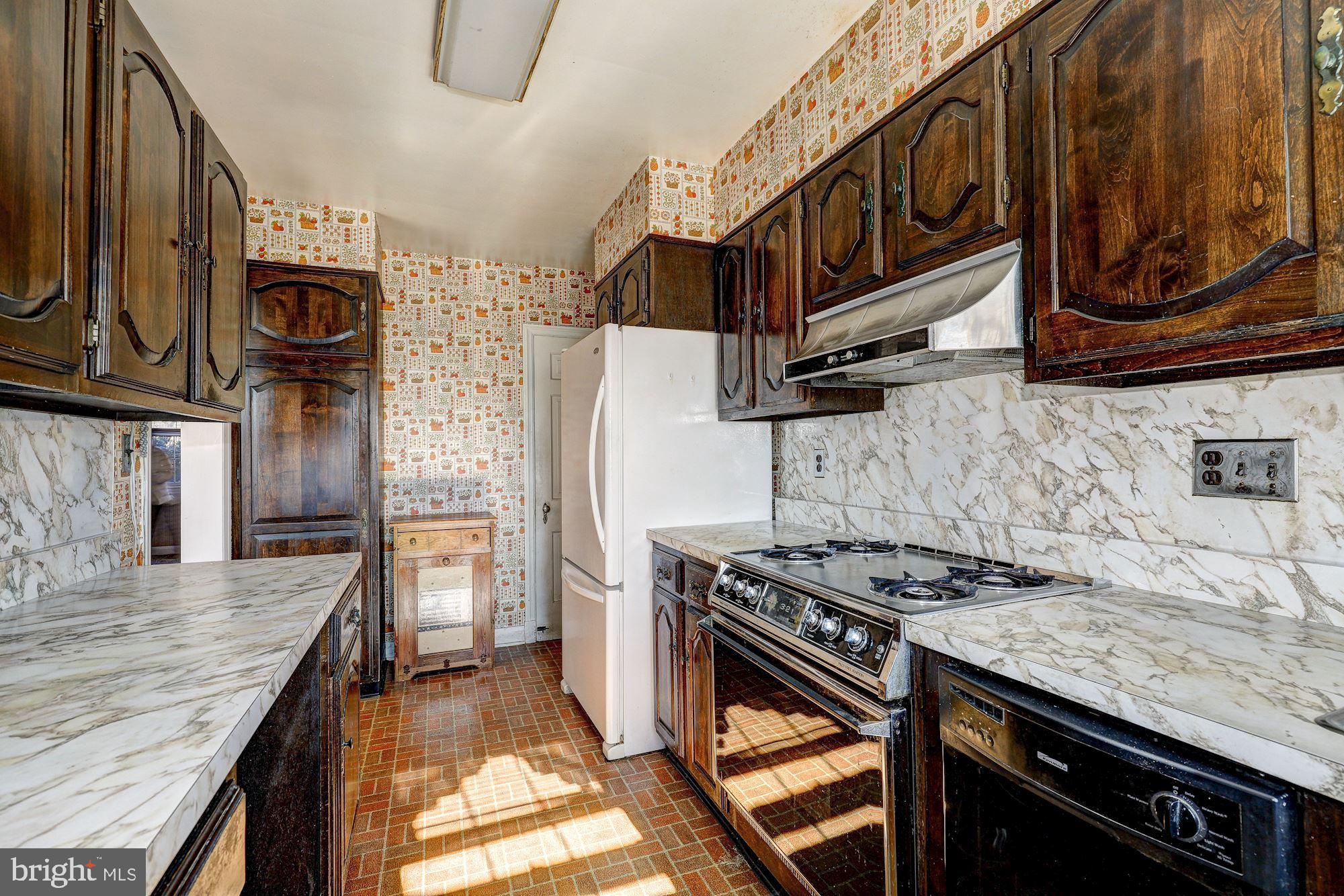 429 Whitfield Road Baltimore, MD 21228 - Photo 10 of 33 Kitchen