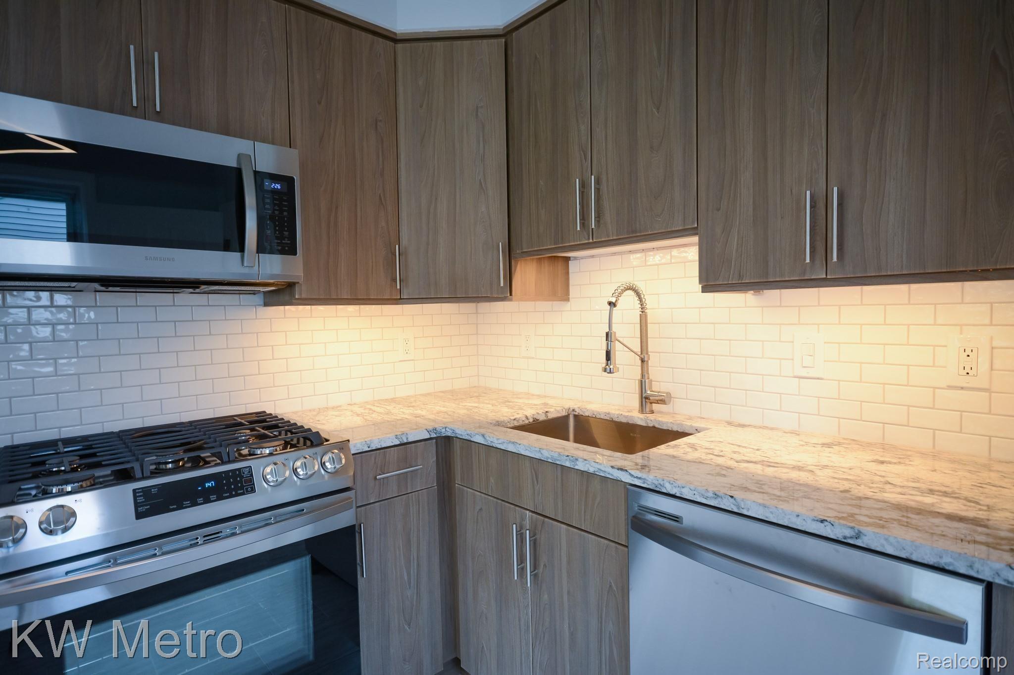 497 Roth Boulevard Clawson, MI 48017 - Photo 8 of 33 9 (2).jpg