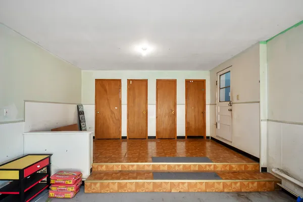 a view of livingroom with furniture