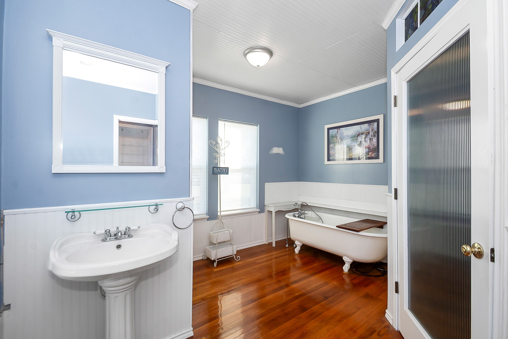109 Maple Street Highlands, TX 77562 - Photo 40 of 50 a living room with furniture and a wooden floor