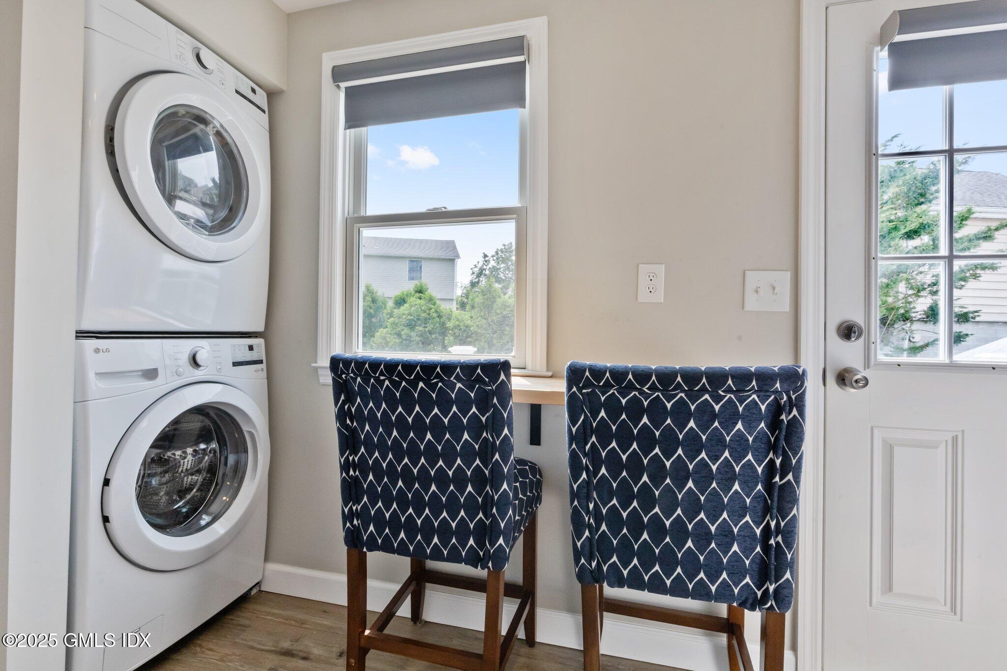 79 Hamilton Avenue, Unit B Greenwich, CT 06830 - Photo 17 of 18 a bedroom with a bed and a window