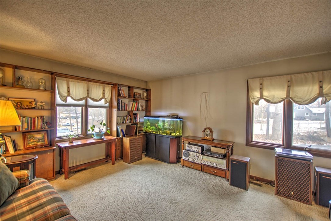 4552 North Prairie View Road Argenta, IL 62501 - Photo 7 of 28 Living room