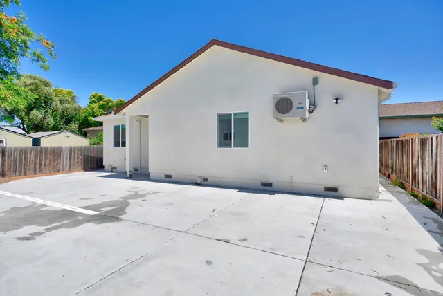 a view of a house with backyard