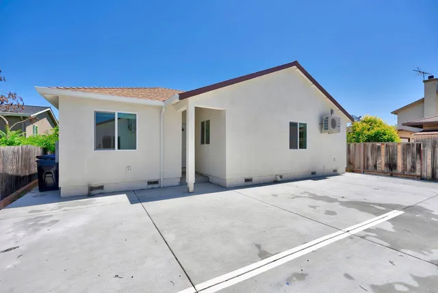 a view of a house with backyard