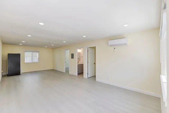 an empty room with windows and pillars in it