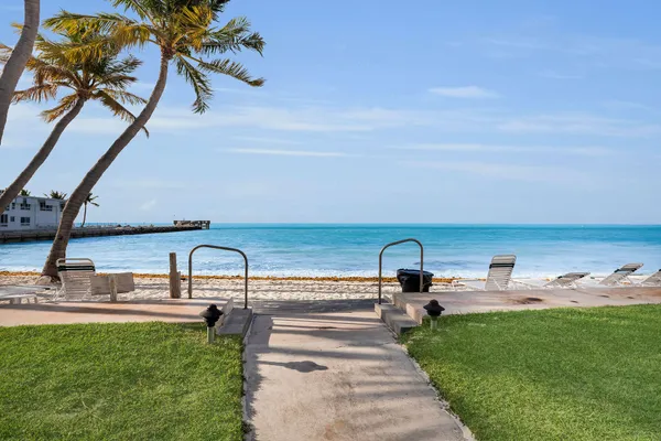 $549,000 | 601 West Ocean Drive, Unit 410, Key Colony Beach, FL 33051