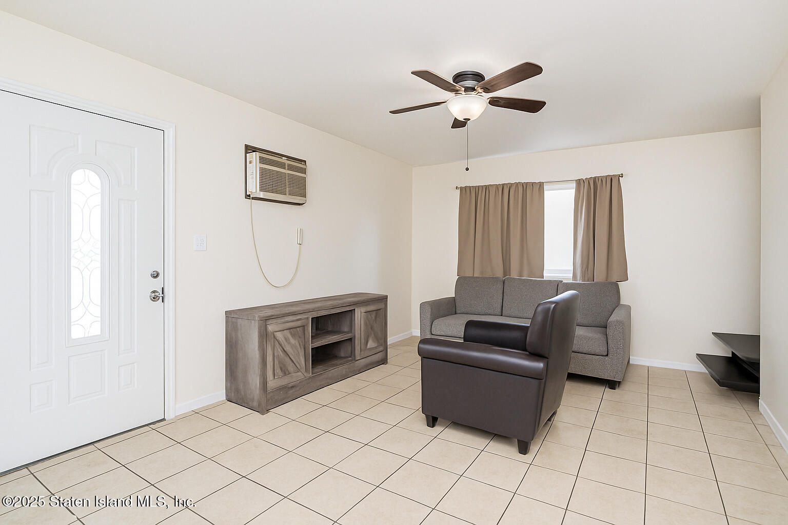 191 Lamberts Lane Staten Island, NY 10314 - Photo 25 of 32 a living room with furniture