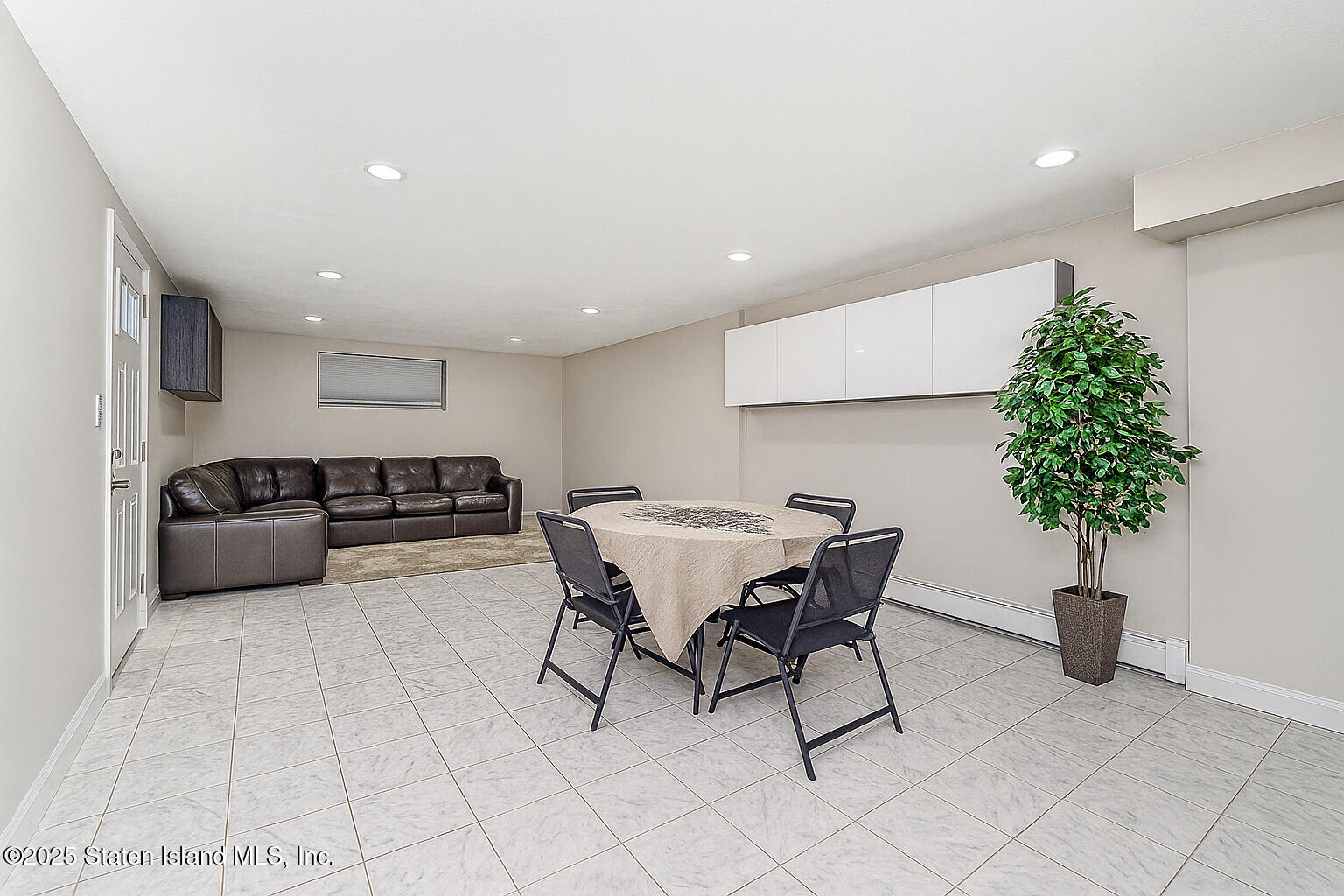 191 Lamberts Lane Staten Island, NY 10314 - Photo 26 of 32 a living room with furniture and potted plant