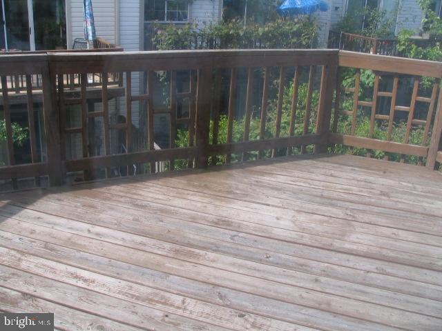 6359 Battlement Way Alexandria, VA 22312 - Photo 18 of 19 a backyard of a house