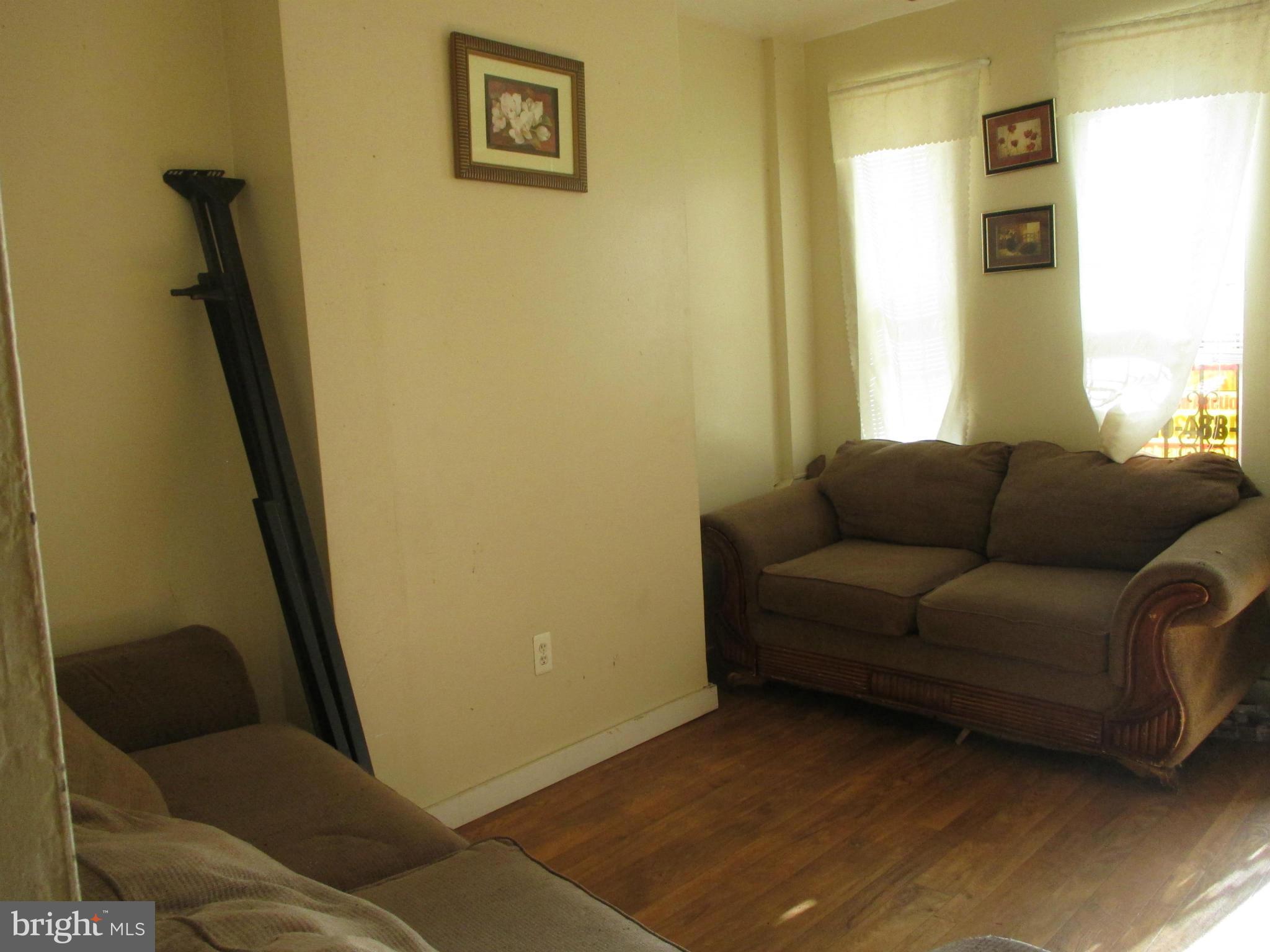 1608 Riggs Avenue Baltimore, MD 21217 - Photo 4 of 9 Living Room