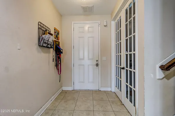 a view of an entryway with a livingroom