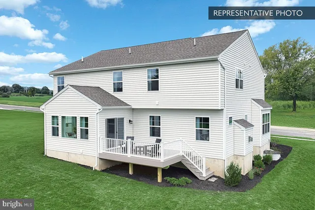 a view of a house with a backyard