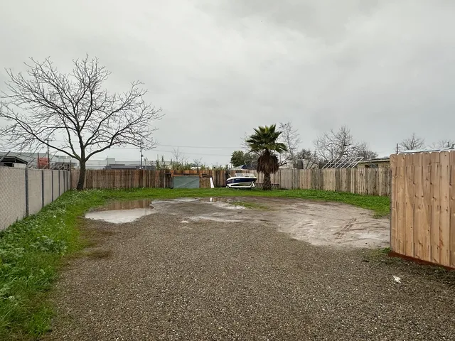 a view of a yard with basketball court