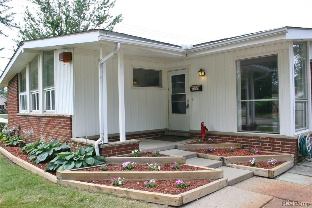 17111 Rougeway Street Livonia, MI 48152 - Photo 2 of 40 Inviting entry!