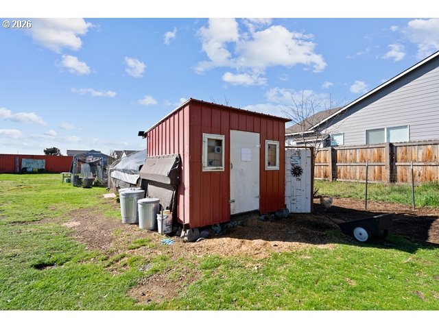 526 East Punkin Center Road Hermiston, OR 97838 - Photo 31 of 48 a view of a backyard with a garden