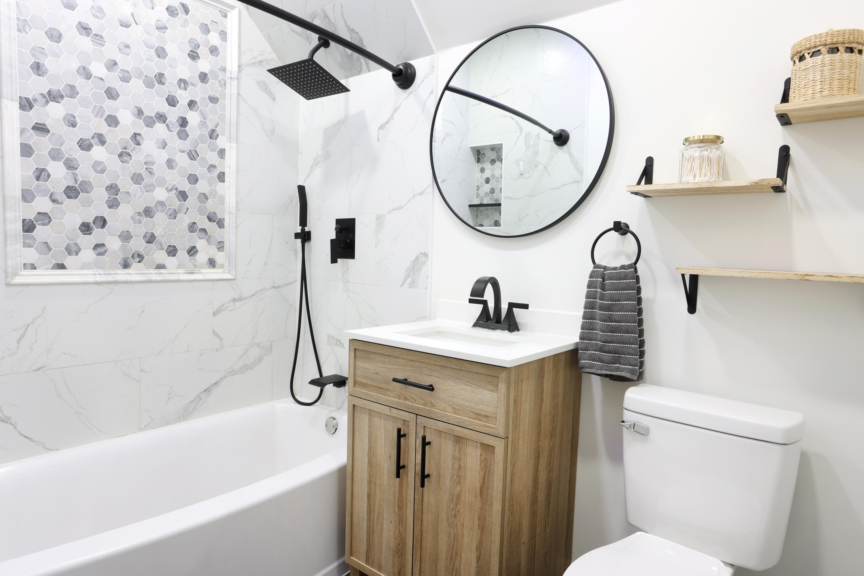 2479 South 10th Street Milwaukee, WI 53215 - Photo 13 of 26 Bathroom