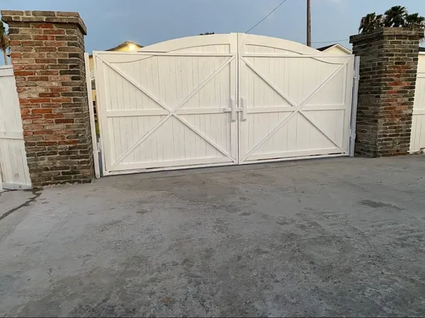 $2,500 | 3391 Highway 6, Hitchcock, TX 77563