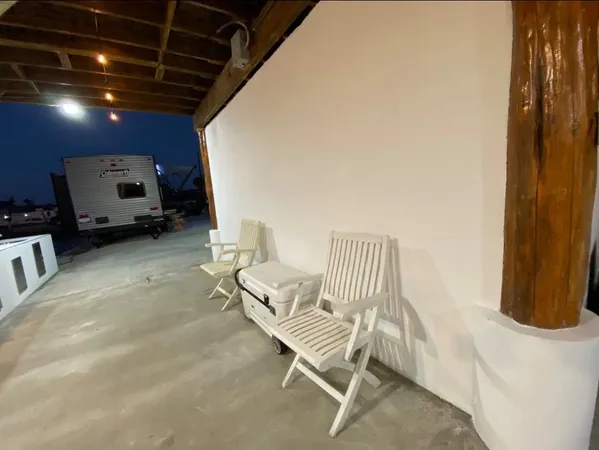 $2,500 | 3391 Highway 6, Hitchcock, TX 77563