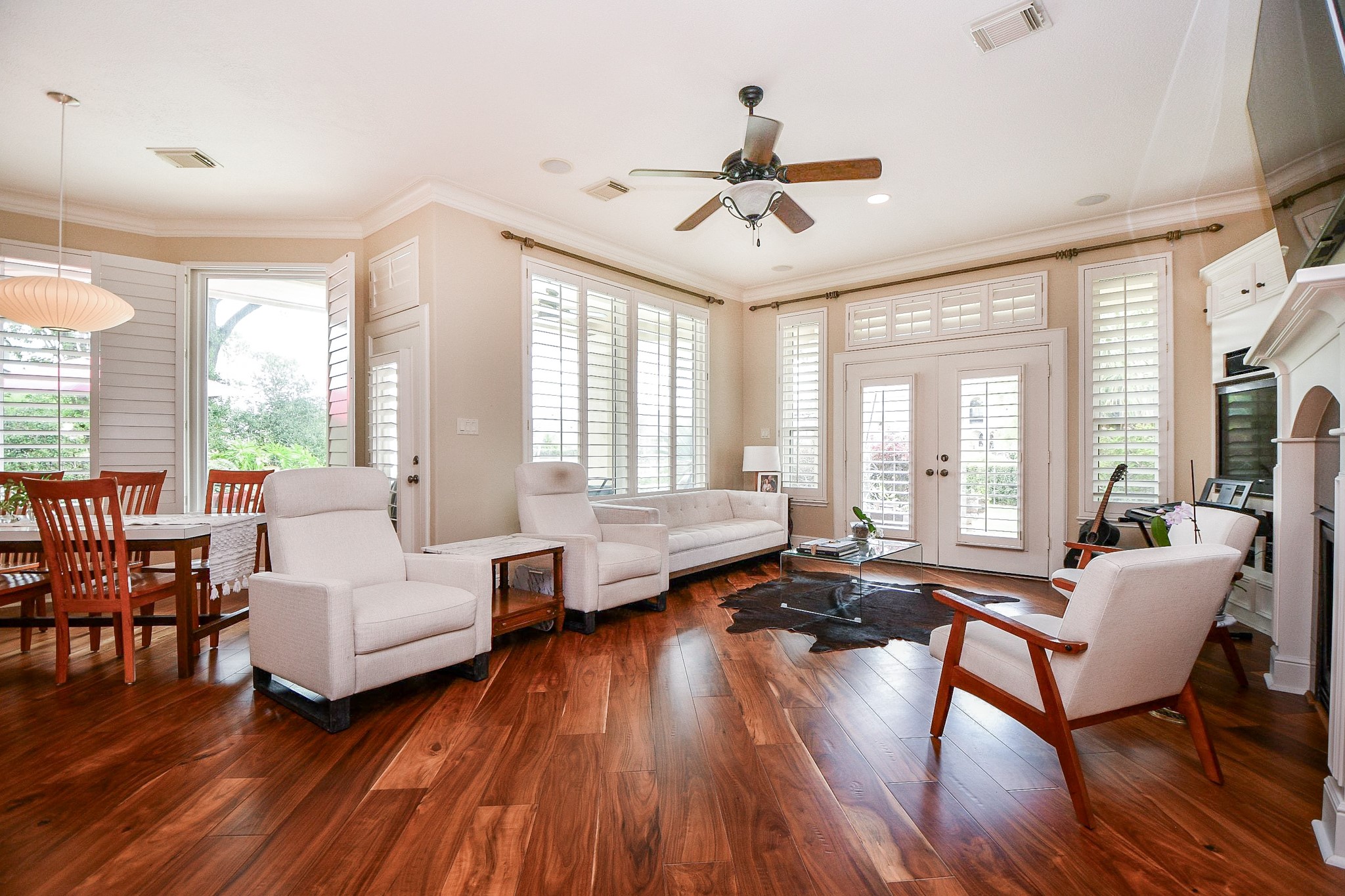 12711 Waterside Way Houston, TX 77041 - Photo 19 of 48 Light,bright family room with many big windows.