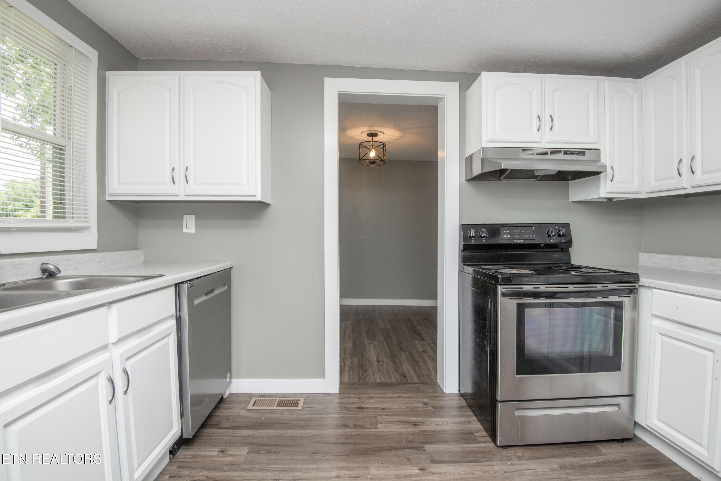 912 Medaris Street Clinton, TN 37716 - Photo 21 of 44 kitchen