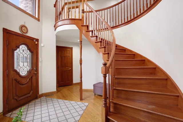 a view of entryway with a front door