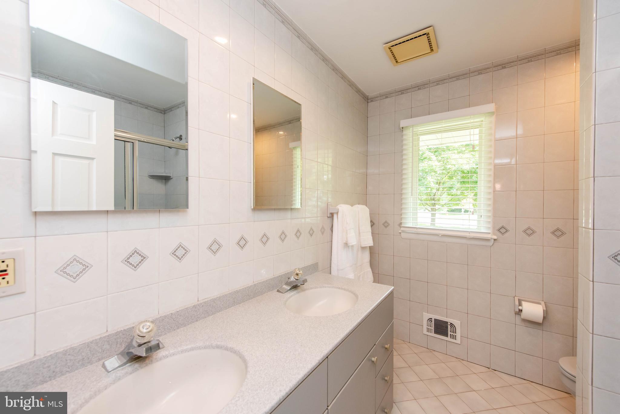 9122 Dunloggin Road Ellicott City, MD 21042 - Photo 36 of 41 Bathroom