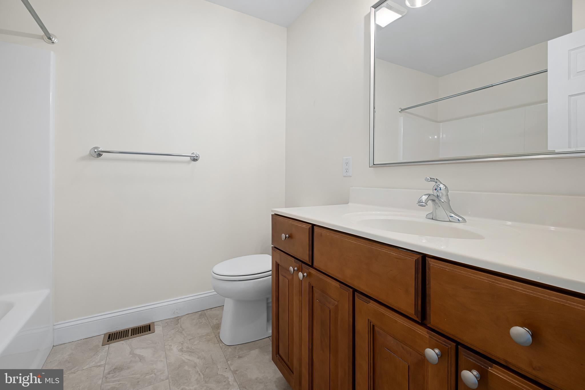 104 Sutton Way Newark, DE 19711 - Photo 24 of 27 2nd Floor Hall Bath