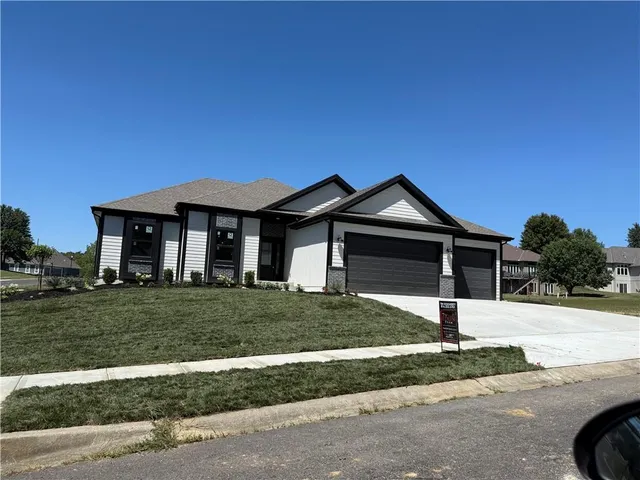 $629,900 | 504 Blackhawke Drive, Smithville, MO 64089
