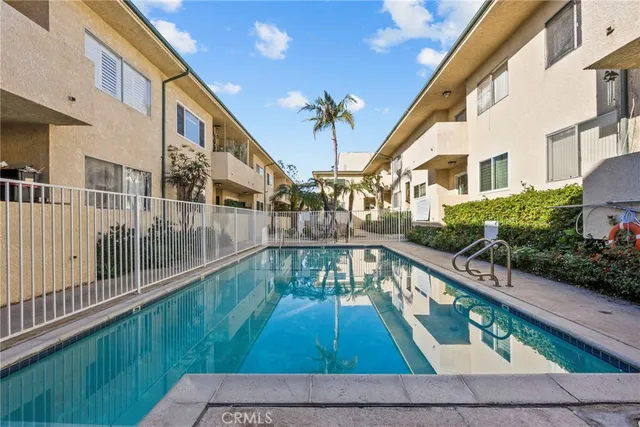 $350,000 | 5328 Newcastle Avenue, Unit 18, Encino, CA 91316