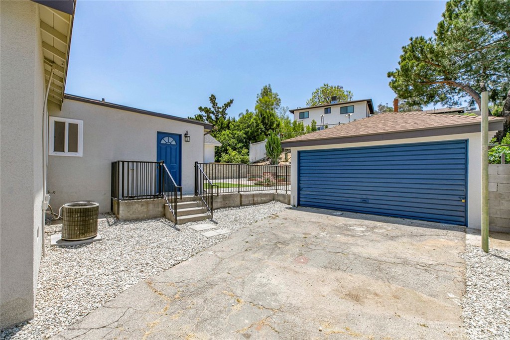 10347 Newhome Avenue Sunland, CA 91040 - Photo 22 of 33 a backyard of a house with seating space